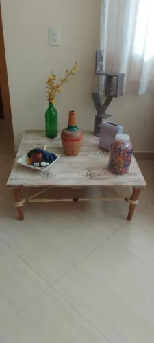 Mesa de centro artesanal em pátina 
