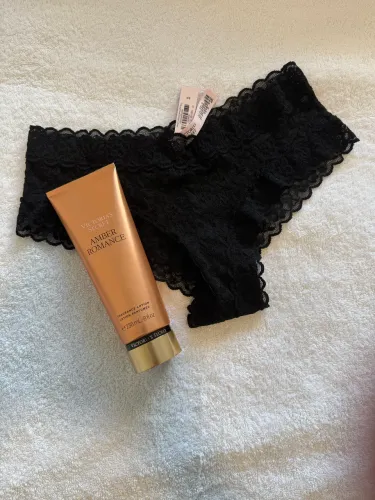 Kit Victoria?s Secret (Creme + Calcinha ou Body Splash + Calcinha