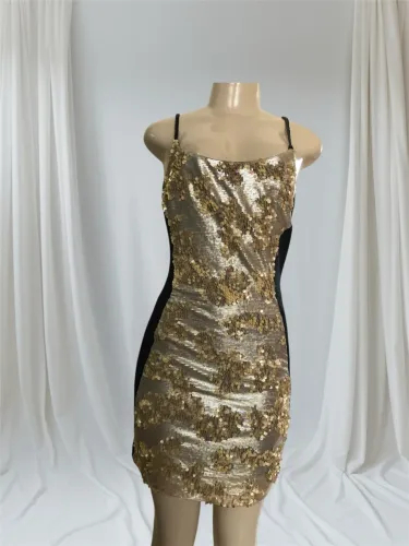 Vestido de festa com lantejoulas douradas