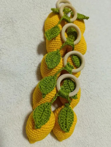Enfeite de limões de crochê com argolas de madeira