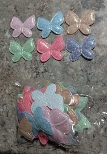 Kit com 3 pacotes de apliques borboletas e flores.