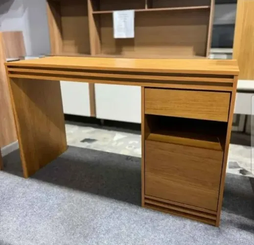 "Organização com Elegância: Escrivaninha Mila Nature com Porta, Gaveta e Montagem Inclusa"