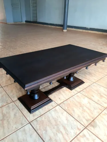 Mesa de Centro Clássica em Madeira Maciça