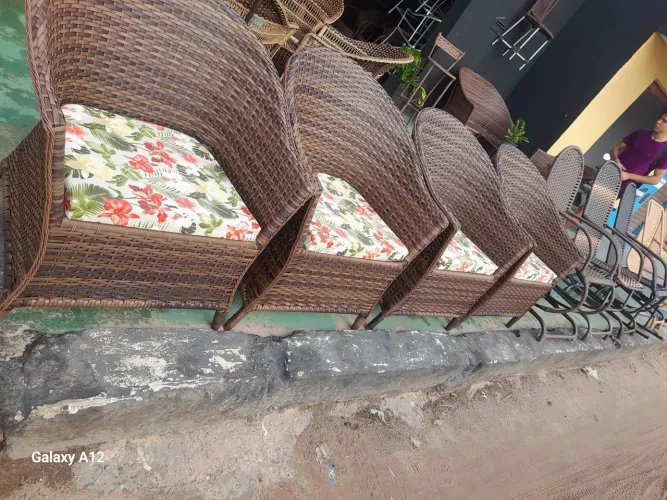 Conjunto de cadeiras de fibra sintética