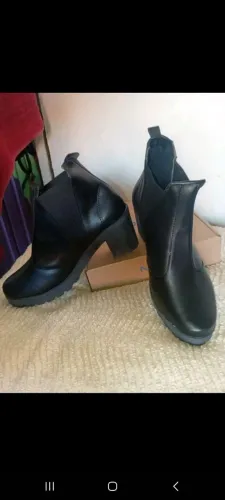 Botas de couro pretas com salto bloco