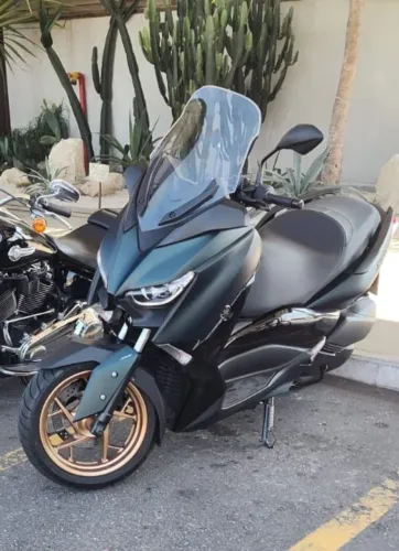 XMax 250, cor verde, ano 2023, impecável, único dono.