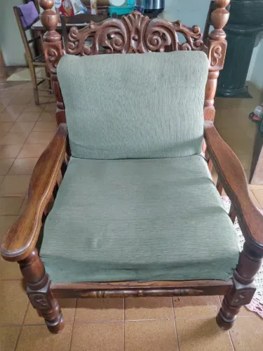 Vendo Conjunto de Estar em Madeira Maciça Entalhada (Sofá 4L + 2 Poltronas + Mesa de centr