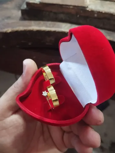 Combo de alianças de ouro com prata e solitário 