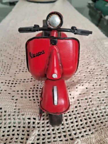 Miniatura de Scooter Vespa vermelha