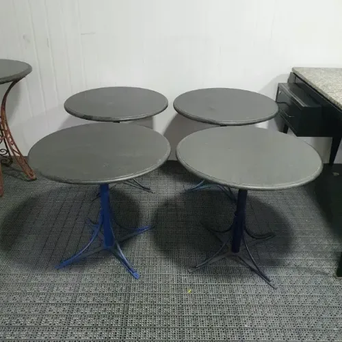 mesinha de apoio com base de ferro e tampo de granito escuro