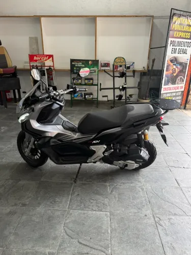 ADV baixa km, muito nova 