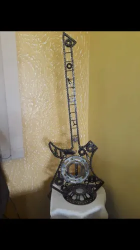 Guitarra Decorativa em Metal - Peça Única