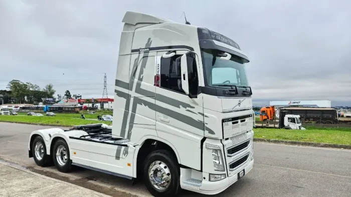 Volvo FH 460 6x2 Globetrotter Teto Alto Ar Cond. Geladeira Plano ouro de manutenção
