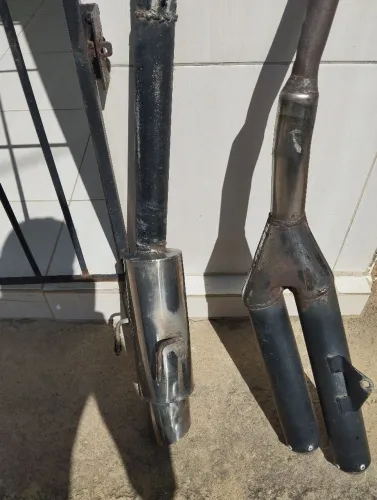 Um cano conhote de moto e um cano de carro esportivo e tenho 4 roda de ferro 15 5 furos