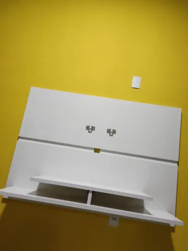 Painel para televisão suspenso