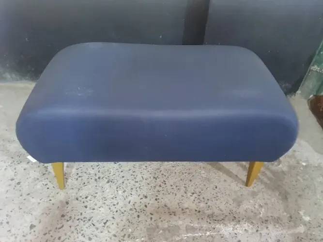 Puff retangular com Pé em Madeira