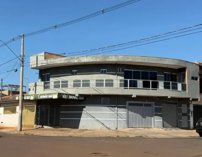 Casa grande com dois salões comerciais