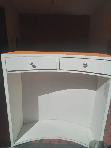 Balcão de loja com duas gavetas