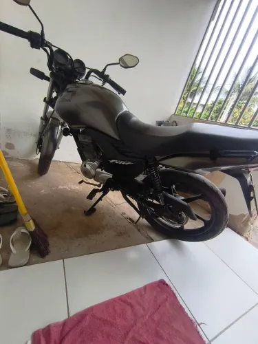 Moto muito boa, ela possui,uma multa e licenciamento atrasado, total de 2 mil e 80 reais,