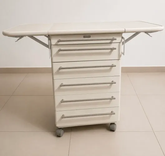 Mesa auxiliar odontológica