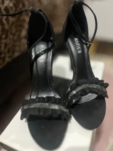 Sandália de salto delicada e elegante 36