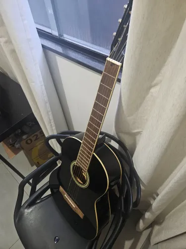 Violão preto seminovo com bolsa e palheta