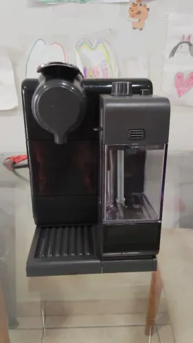 Cafeteira Nespresso Lattissima Touch - completa com caixa