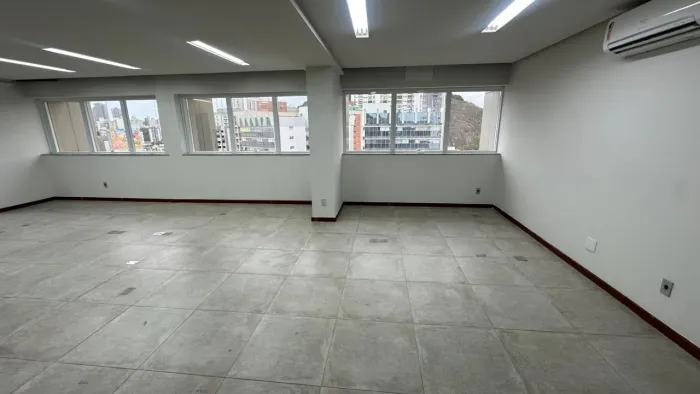 Conjunto de Salas Comerciais com 114m² na Reta da Penha