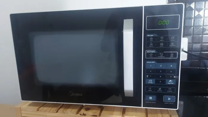 Micro-ondas 35L Branco Porta Preta SmartPlate Midea, modelo MXSA35P2.
