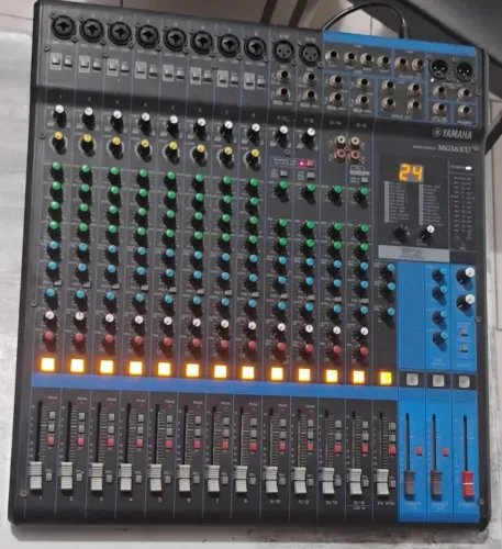 Mesa de som Yamaha Usada