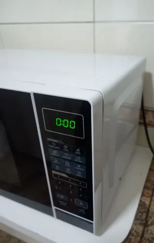 Micro-Ondas Midea 20L Branco Porta Preta 127V
