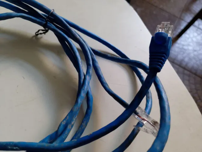 Cabo de rede 2 metros e 50 cm com marcas de uso, funcionando perfeitamente
