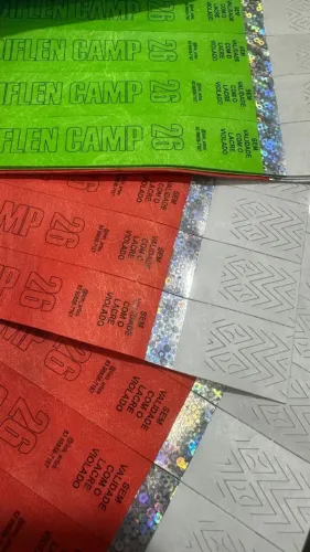 Pulseiras de eventos baratas e rápidas.