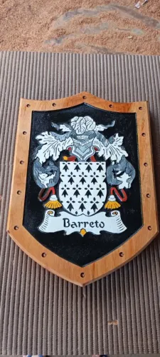 Brasões de família em madeira