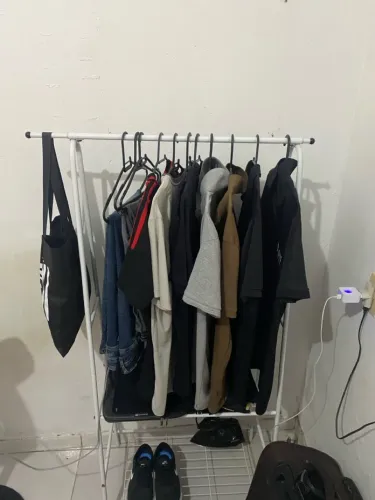 Arara de roupas e utensílios