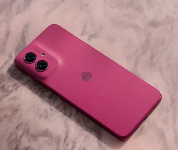 Moto g55 rosa 256GB, 8GB DE RAM com acabamento em couro vegano (NOVO)