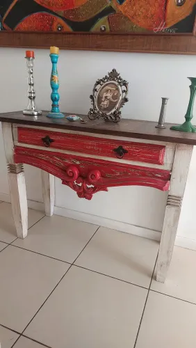 Aparador de madeira de demolição 