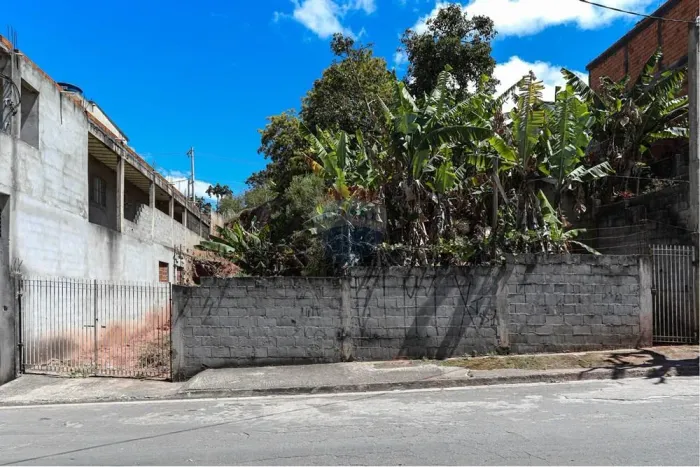 Terreno com 200m² em excelente localização na cidade de Poá, no Jardim Bela Vista!
