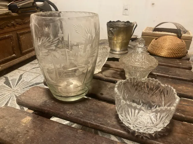 Vaso e potes de cristal e geleira de prata