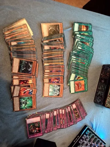 Lata Yu-Gi-Oh com mais de 300 cards