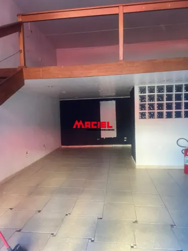 Salão comercial terreo no centro da cidade com porta de aço, mezanino, cozinha, wc, excele