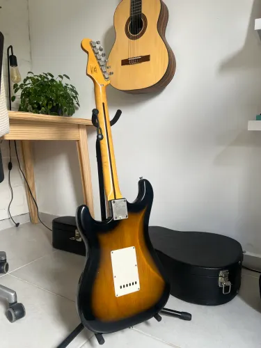 Guitarra Squier Classic Vibe 50