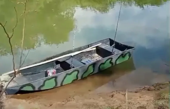 Barco de fibra com motor 