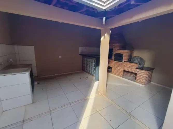 Vendo terreno de esquina avendo 3 casas