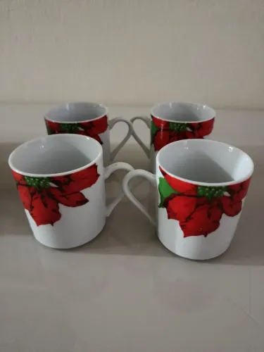 Conjunto com 4 xícaras de café de porcelana com flores e folhas.