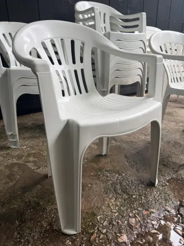 Cadeira de plastico branca com encosto de braço