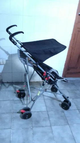 Carrinho de bebê Semi-novo com proteção sol e chuva, levinho, R$150,00
