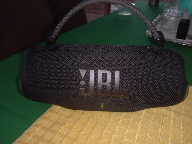 Vendo caixa JBL original semi nova