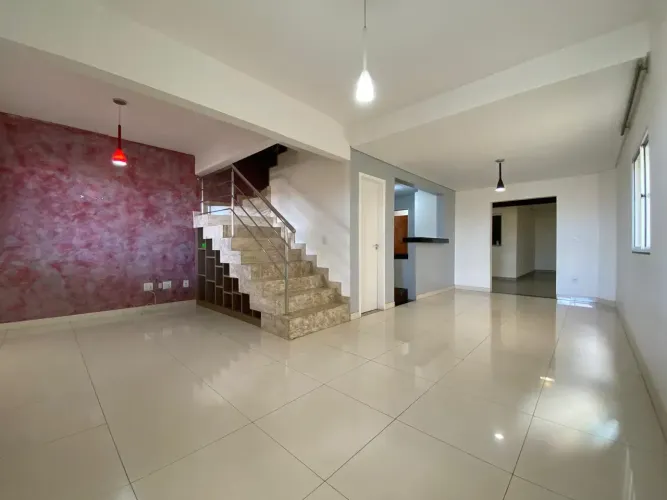Ótimo sobrado a venda próximo ao Uberlândia Shopping e Unitri a venda no Condomínio The Pa