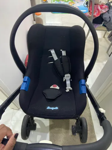 Carrinho Moisés com bebê conforto 
